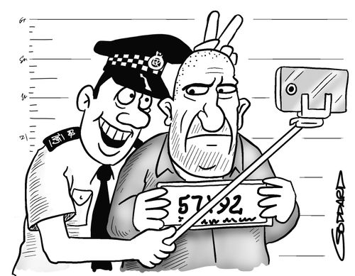 Mugshot selfie stick