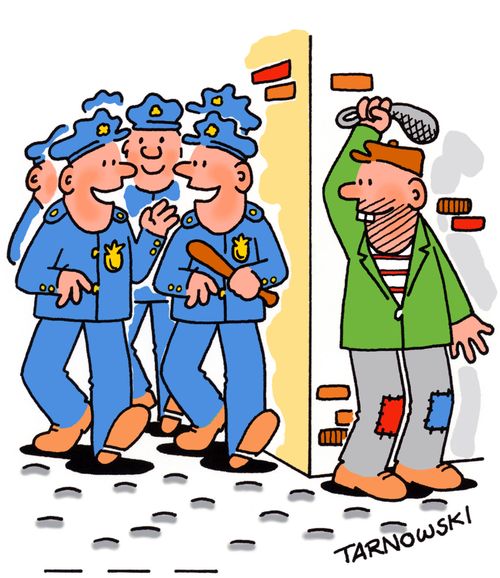 Mugger around the corner from a group of policemen.